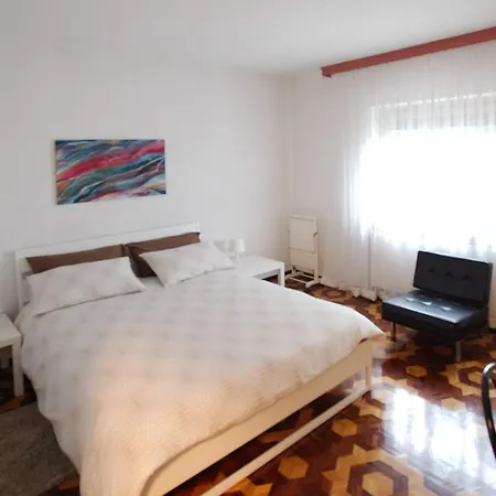 Bed & Breakfast Chip And Chop *